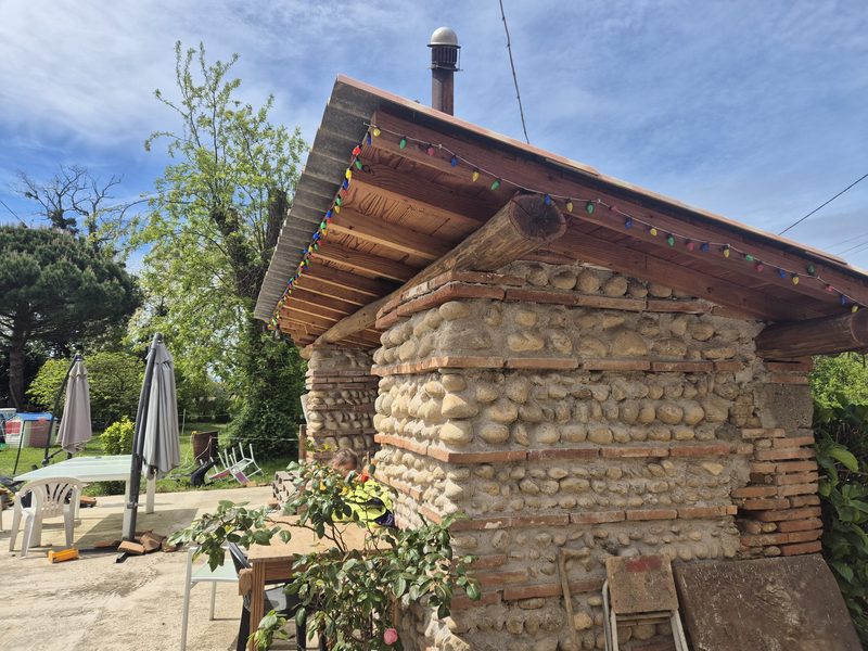 Cabane traditionnelle en pierres roulées et briques — restauration D.M.S