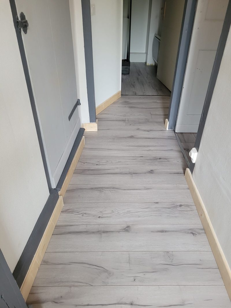 Couloir avec parquet posé par D.M.S