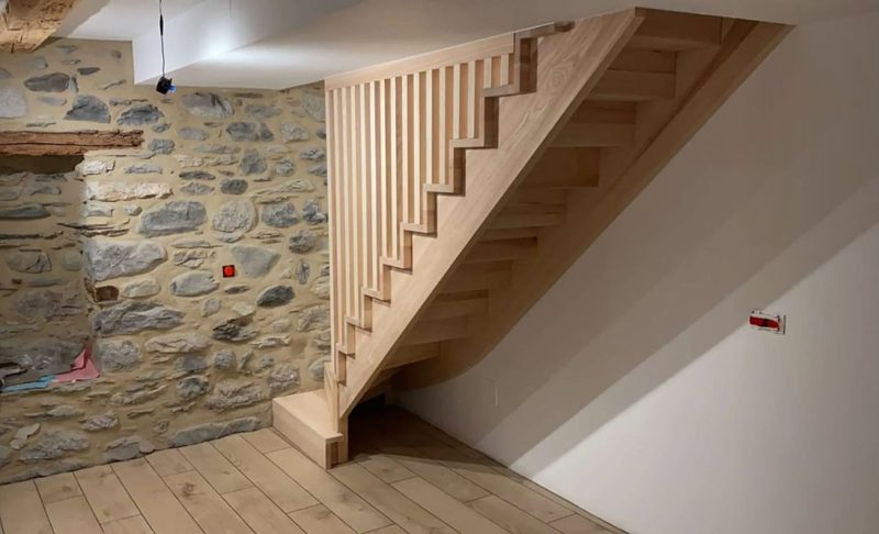 Escalier bois sur mur en pierre restauré — D.M.S