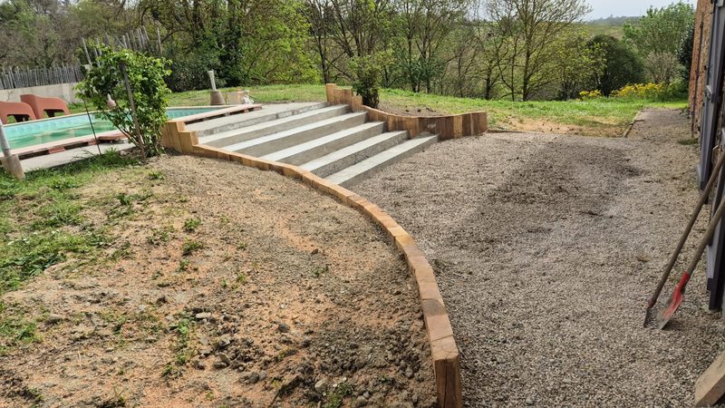 Bordures bois et aménagement paysager d'un escalier de piscine — D.M.S