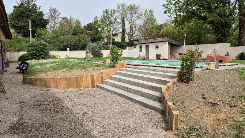 Terrassement, bordures bois et aménagement paysager autour d'une piscine — D.M.S