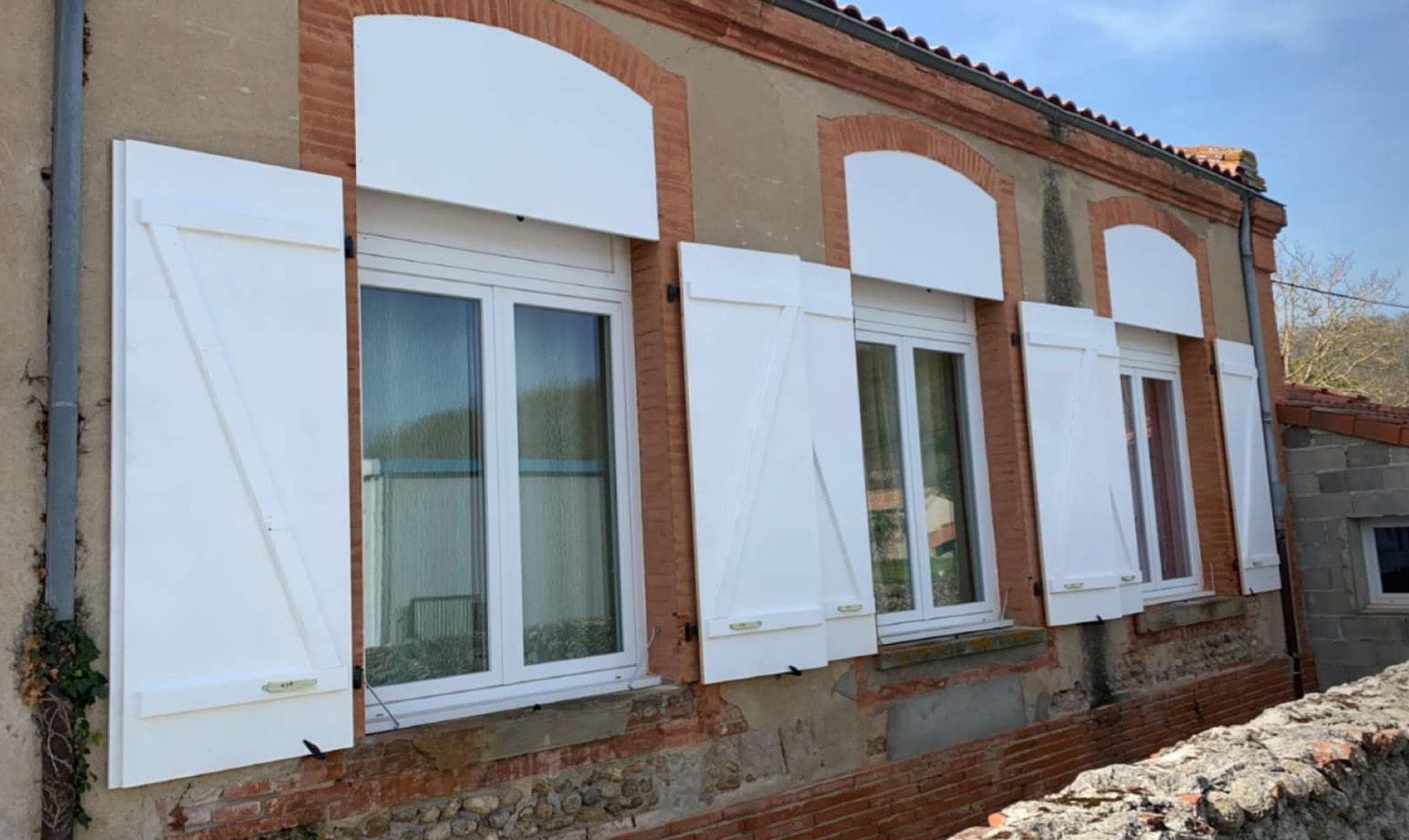 Façade en briques rouges du Lauragais avec volets bois blancs neufs posés par D.M.S — Auriac-sur-Vendinelle