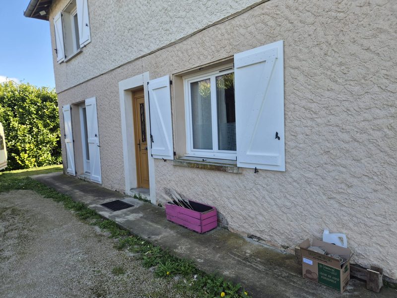 Volets bois blancs posés sur façade enduite — D.M.S