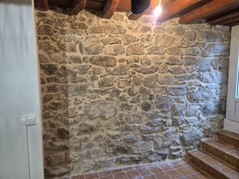Mur en pierre ancienne restauré à la chaux par D.M.S