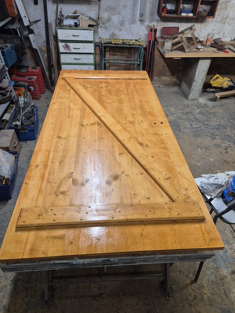 Panneau bois lasuré dans l'atelier — D.M.S