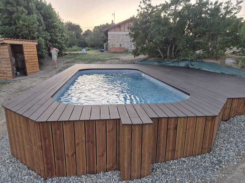 Piscine sur mesure avec terrasse bois et cabane de jardin — D.M.S