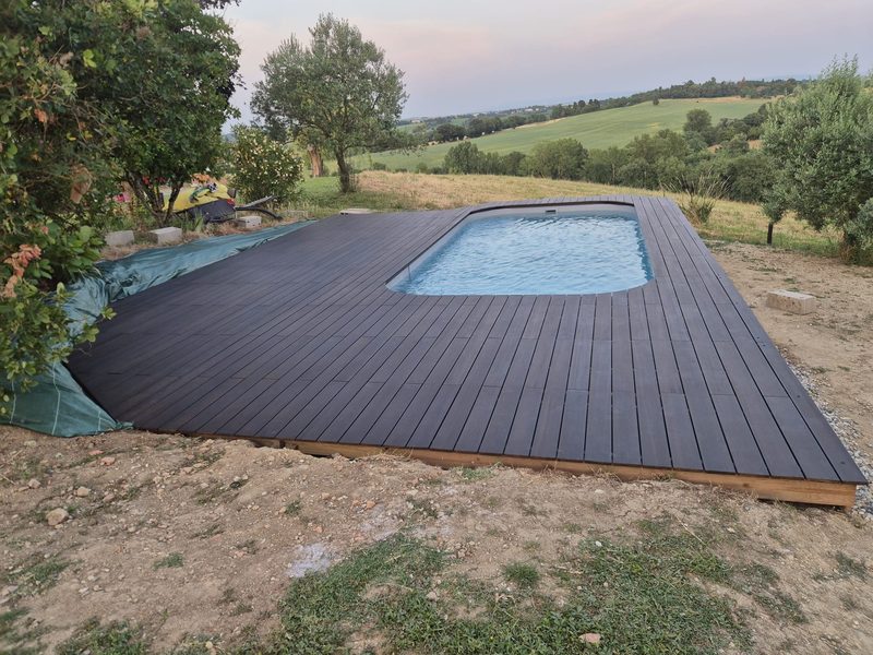 Piscine et terrasse bois, vue d'angle paysage Lauragais — D.M.S