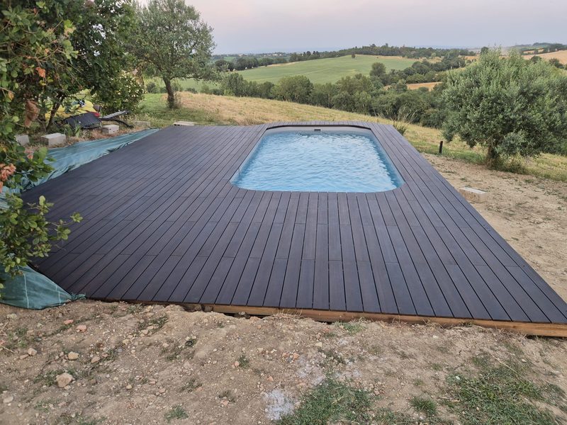 Piscine sur mesure avec terrasse bois — réalisation D.M.S Auriac-sur-Vendinelle