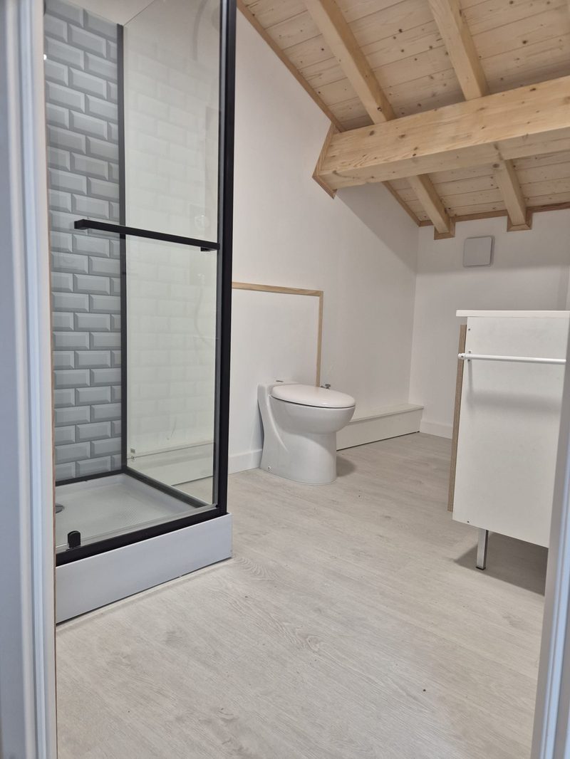 Salle de bain sous combles, vue d'ensemble — D.M.S