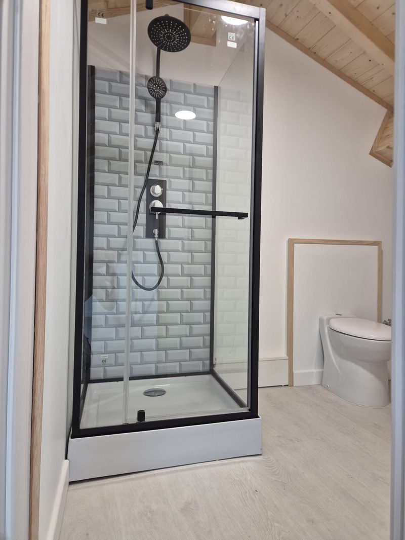 Salle de bain complète avec faïence métro et parquet — plomberie D.M.S