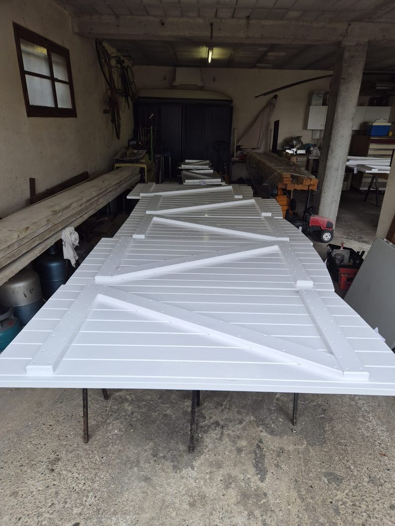 Volets bois blancs fabriqués sur mesure — D.M.S