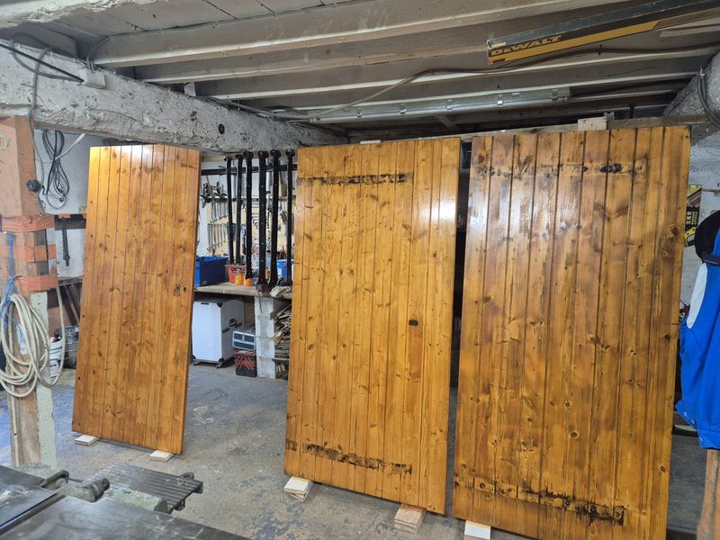 Volets bois bruts dans l'atelier D.M.S